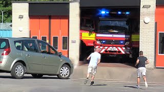 VOLUNTEER FIREFIGHTERS ARRIVING AT STATION HUGE FIRE in Tonypandy  Fire Engines Responding [upl. by Anawqahs450]